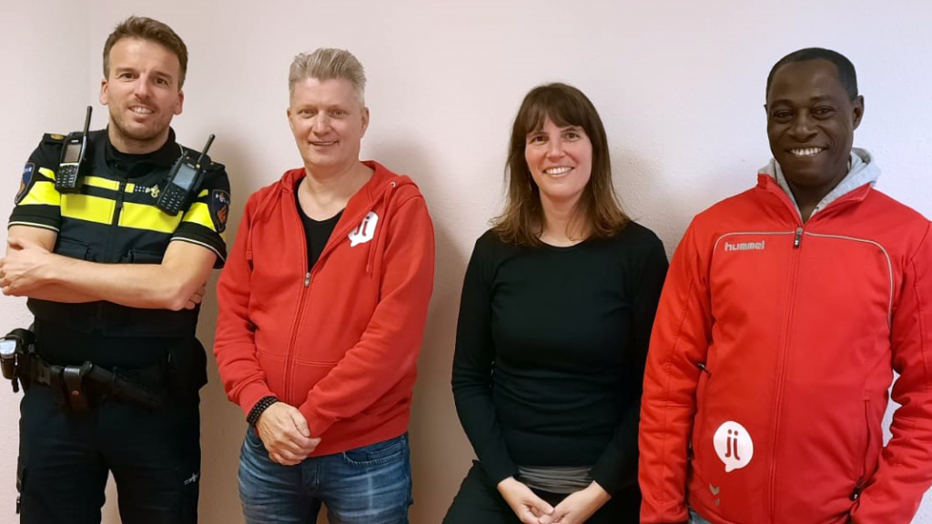 Wijkagent Daan de Jong, jongerenwerker René Verschuur, wijkmanager Delfgauw Marjolein van der Vlies en jongerenwerker Marlon Scholsberg
